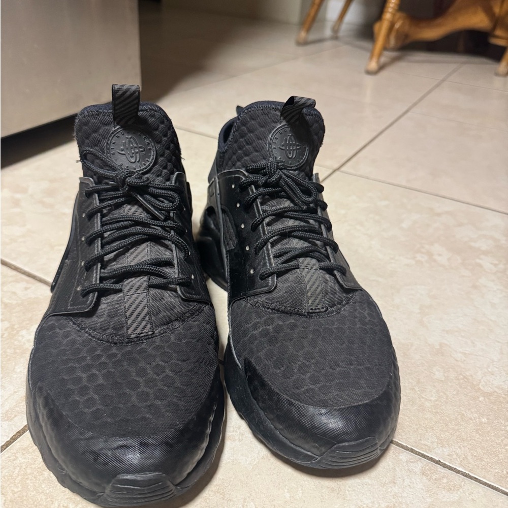 Black Nike huaraches